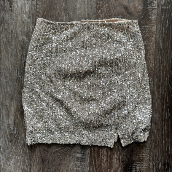 Love On A Hanger Sequin Mini Skirt in Gold Size 5 - Picture 3 of 7